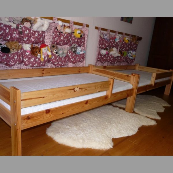 Masivní postele s roštem a matrací 80 x 160 cm