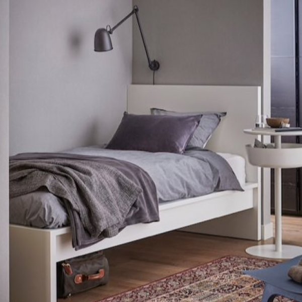 málo používaná postel IKEA + rošt + matrace