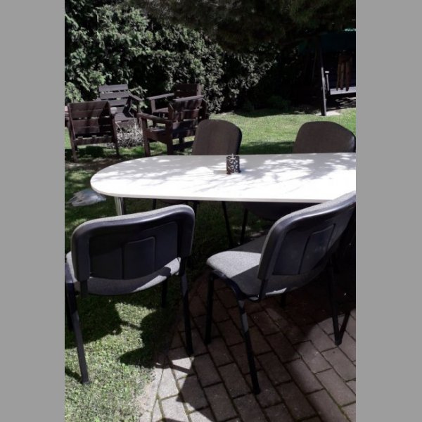 bílý stůl téměř nový +4 čalounėné šedé židle
